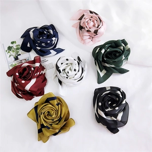 Foulards carrés satinés à pois en 7 couleurs pliés en forme de roses élégantes