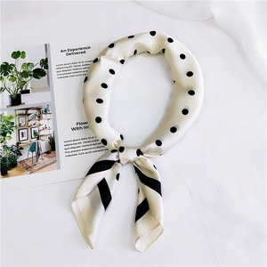 Foulard en soie à pois avec rayures noires et texture blanc crème pour le style