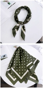 Vue détaillée d'un foulard en soie vert olive à pois avec bordure rayée blanche chic