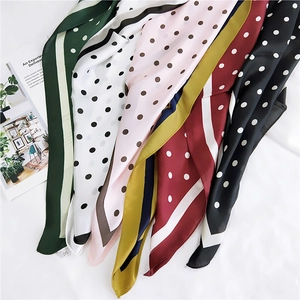 Foulards carrés en satin soyeux avec pois classiques et bordures rayées en six couleurs