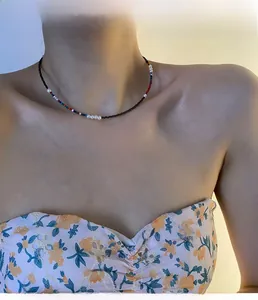 Gros plan d'un collier de perles colorées avec perles d'eau douce sur une mannequin