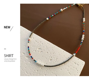 Détail du collier de perles colorées fait main avec perles et fermoir mousqueton doré
