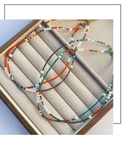 Détail de colliers de perles colorées avec perles d'eau douce dans un coffret à bijoux