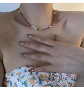 Gros plan d'un collier de perles colorées avec perles d'eau douce pour femme