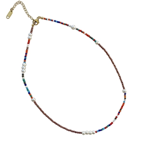 Collier bohème perles colorées et perles d'eau douce avec chaîne d'extension dorée