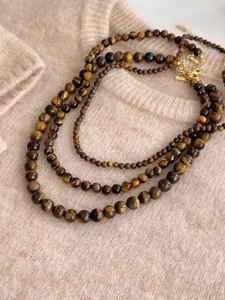 Vue détaillée du collier de perles en œil de tigre multicouche avec fermoir doré sur maille
