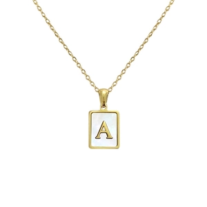 Collier minimaliste en nacre dorée avec pendentif carré et lettre A sur fond blanc