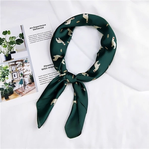 Vue détaillée d'un foulard en soie vert foncé avec imprimé alpaga noué avec soin