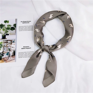 Foulard twilly gris en soie avec imprimé alpaga et plumes, noué en boucle élégante