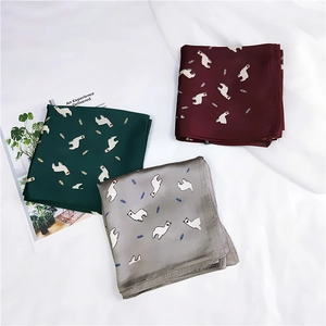 Vue détaillée des foulards en soie à imprimé alpaga en vert, bordeaux et argent sur tissu