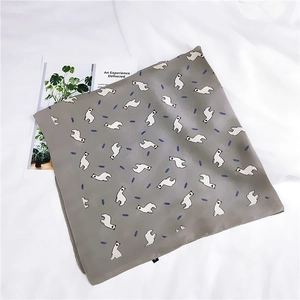 Carré de soie gris avec motifs d'alpagas blancs et feuilles bleues pour femmes
