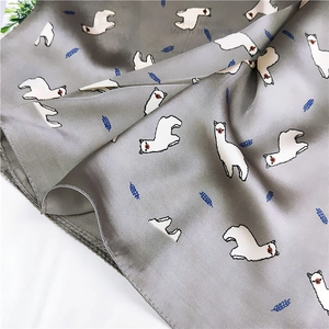 Élégante écharpe en satin gris avec imprimé alpaga blanc et motif de blé femme