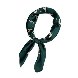 Foulard en satin vert foncé avec motifs alpaga blancs et feuilles jaunes