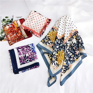 Élégant Carré De Satin Satin Polyester Imprimé Floral Polka Dot Rétro Mode Foulard Accessoire Cheveux Pour Femmes