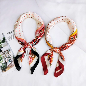 Lot de petits foulards carrés en satin avec imprimé floral chic et motifs à pois rouges
