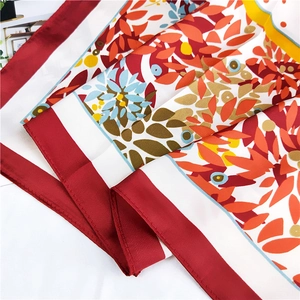 Détail d'un carré de soie aux motifs floraux et de feuilles d'érable automnales