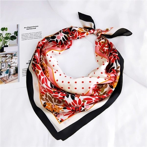Vue détaillée du foulard carré en soie pour femme avec fleurs rouges et bordure noire