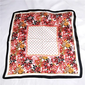 Carré de soie à fleurs et pois avec bordures élégantes rouges et noires, vue à plat