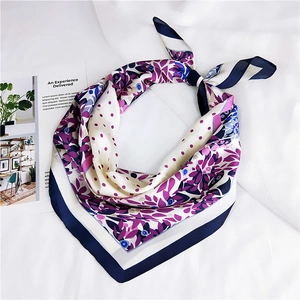 Gros plan détaillé d'un foulard en soie à pois et fleurs au style français