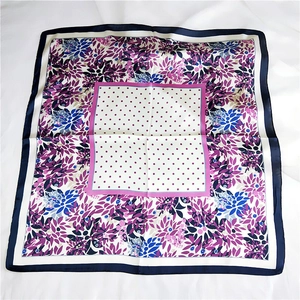 Carré de soie à fleurs et pois avec accents violets et bordure bleu marine élégante