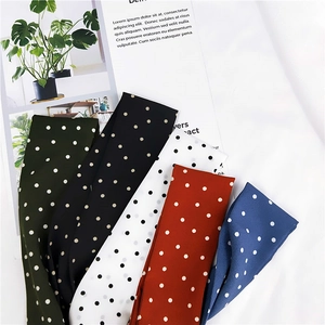 Détail de cinq foulards étroits à pois de différentes couleurs pour sac ou cheveux