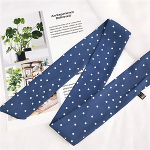 Foulard long en soie à pois bleu marine pour cheveux et poignée de sac à main