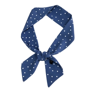 Petit foulard en soie bleu marine à pois blancs noué pour sacs et coiffures chic