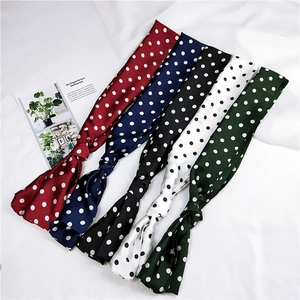 Set di foulard lunghi in seta a pois rossi, blu, neri, bianchi e verdi per donna