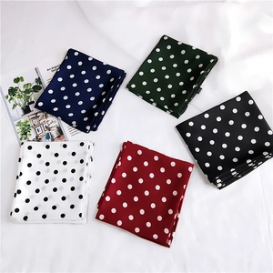 Collezione di sciarpe in seta a pois da donna in blu, verde, nero, bianco e rosso