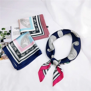 Trois élégants foulards en soie à motif paisley en bleu marine, rose et bleu sur fond blanc
