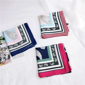 Lot de trois foulards en soie à motif paisley en bleu marine, rose et rouge sur tissu
