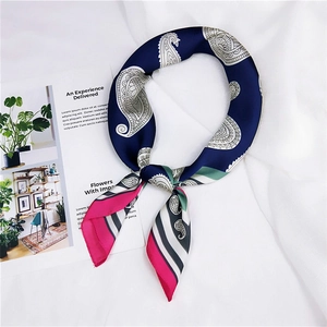 Détail du foulard en soie à motif cachemire avec bordure colorée contrastée élégante