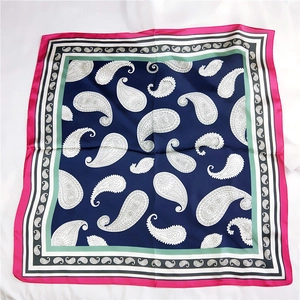 Carré de soie classique à motif Paisley bleu marine avec bordure rose élégante