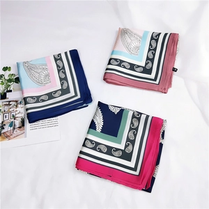 Ensemble de trois carrés de soie à motifs paisley avec bordures géométriques