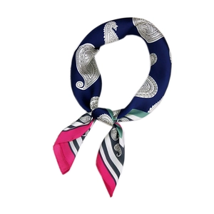 Carré de soie paisley bleu marine avec blocs roses et bordures rayées noué en boucle