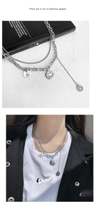 Collana a doppio strato argento con pendente smiley e piastrina incisa in acciaio inox