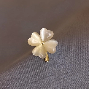 Broche Trèfle À Quatre Feuilles Élégante Cuivre Plaqué Or Avec Pétales En Pierre Œil De Chat Épingle Anti-Exposition Pour Femme