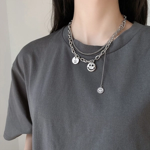 Collana multistrato in acciaio al titanio con smileys d'argento e pendenti incisi