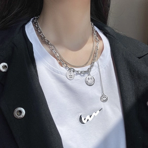 Collana multistrato in acciaio al titanio con ciondoli smiley e catena d'argento da donna