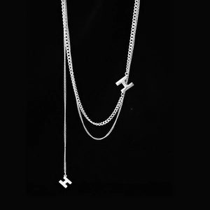 Collana a doppio strato in argento con pendente a H minimalista e lunghe catene a nappa