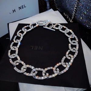 Détail macro du collier gourmette argenté avec cristaux incrustés et pendentif D