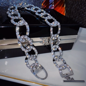 Détail du collier à maillons argentés serti de strass avec fermoir à bascule chic