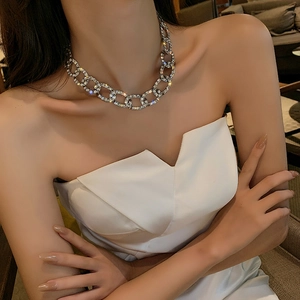 Gros plan d'un collier chaîne cubaine à gros maillons avec strass étincelants sur mannequin