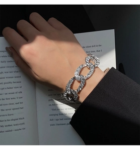 Collier chaîne cubaine argentée avec cristaux étincelants porté par un mannequin pour un look chic
