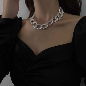 Collier ras du cou luxe à maillons cubains argentés et cristaux pour femmes chics