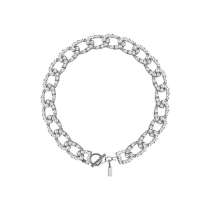 Collier à maillons cubains étincelant avec cristaux et fermoir en T sur fond blanc pur