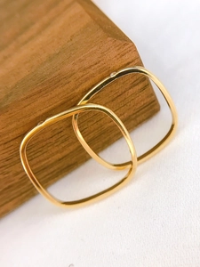 Ensemble de bagues géométriques carrées et rondes avec une finition dorée polie