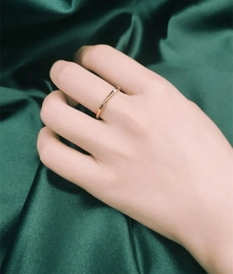 Bague minimaliste en acier titane doré avec un zircon rond sur soie foncée