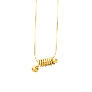 Collier minimaliste à pendentif ressort doré avec chaîne serpent sur fond blanc épuré