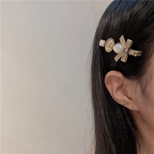 Fermaglio per capelli vintage dorato con perla e cristallo indossato lateralmente